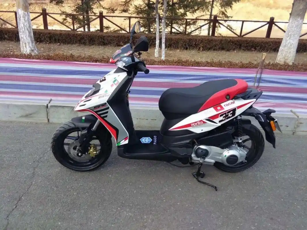 现在骑的比亚乔台风150sr踏板,五年之内换的第八台摩托车,四台踏板四