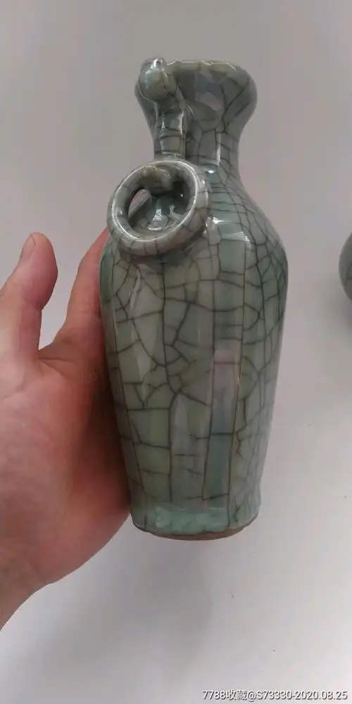 现代官字款哥釉开片双耳瓶