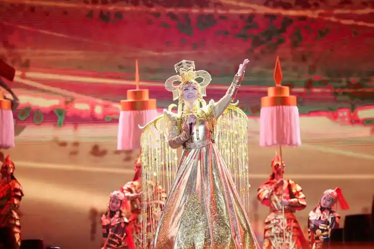 p>格格,原名蒙克其其格,8月1日出生于内蒙古乌兰布统大草原, a