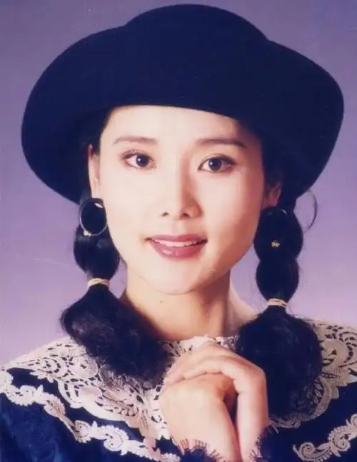 何赛飞年轻时倾国倾城:25岁嫁初恋,32年无绯闻,完美的贤妻良母