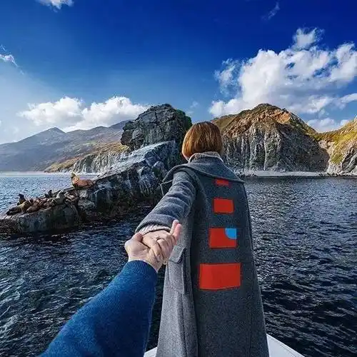 他们在旅行的路上越走越远