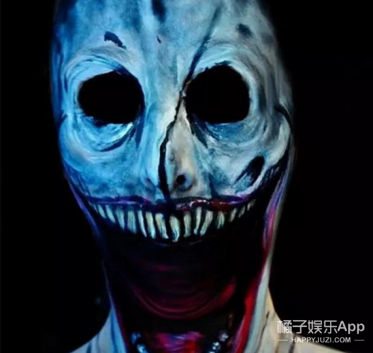 这位姑娘是一个重口味化妆师她喜欢把自己化得吓死人