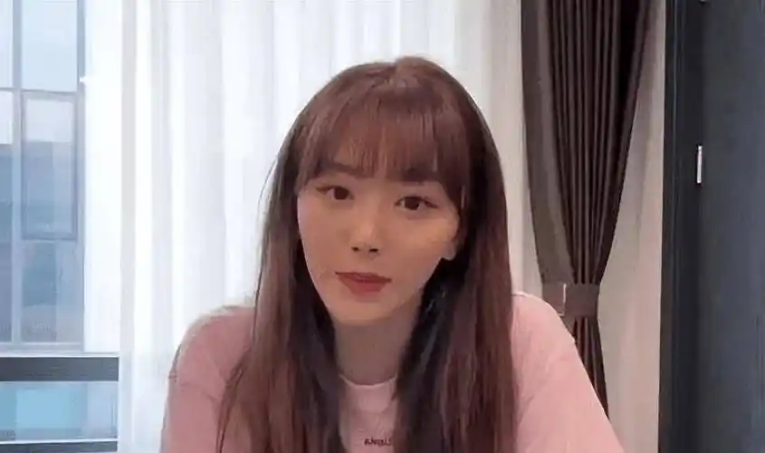 "家境普通"孔雪儿:吃鱼子酱被嘲,上综艺被说,活该败给资本?