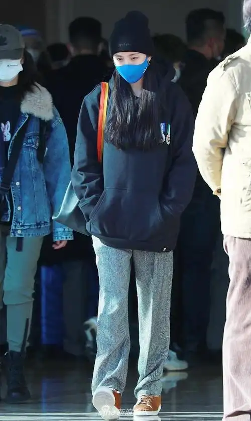 组图:杨幂戴蓝色口罩依旧吸睛 基本款卫衣穿出星范儿
