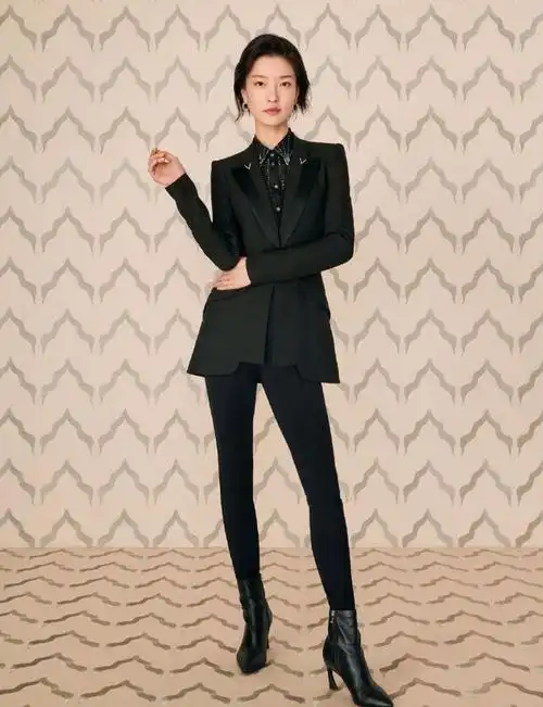 杜鹃嫌西装太正式混搭丝绒裙,意外优雅还高级,职场就该这样穿!