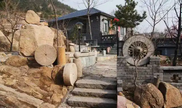 青山黛瓦红尘家,忘却人世散浮华 用这句诗来形容崂山民俗文化村再合适