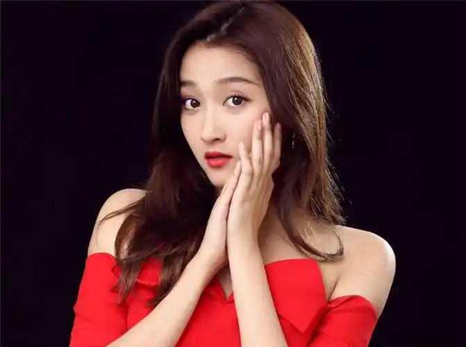 关晓彤露香肩在欧美可是有很多明星的脸,被合成到了一些黄片中,不少