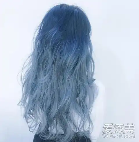 如果你觉得偏暗的蓝太单调的话,你也可以染亮一点的蓝色哦!