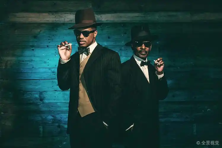 两个_旧式_美国黑人_歹徒_吸烟_香烟_正面_老_木质_戴着_黑人_墨镜