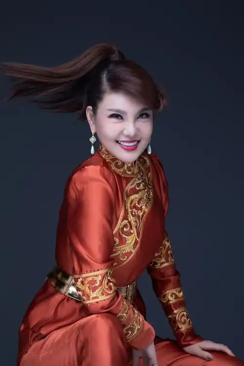 作曲:孟文豪 演唱:乌兰图雅 爱上你蓝色丝绸一般的蓝天 爱上你白色