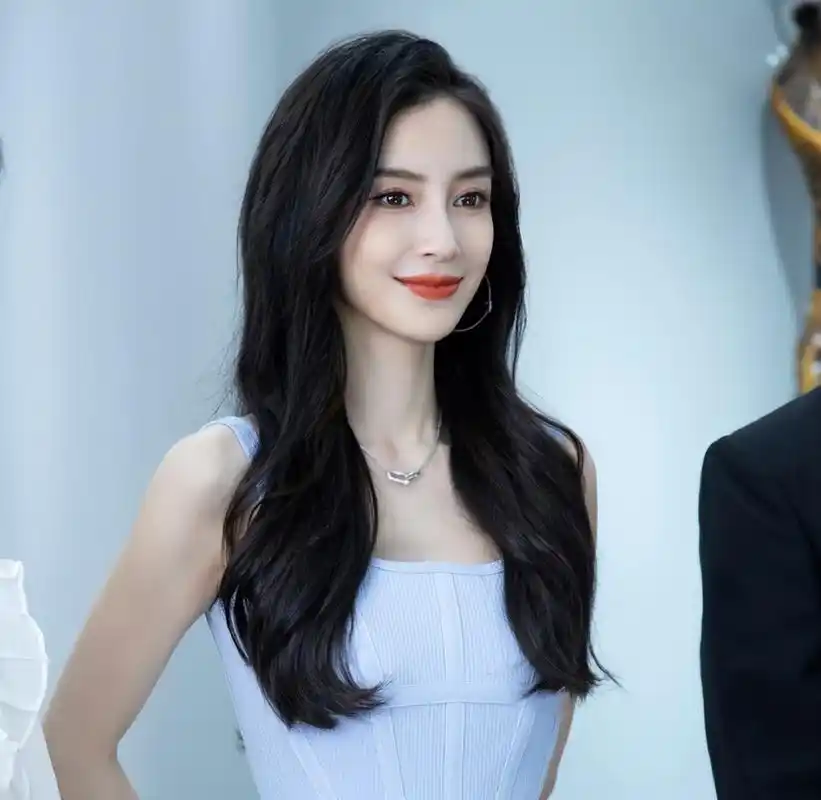 "ab杨颖温州五马街出席品牌活动,有特警保驾护航?