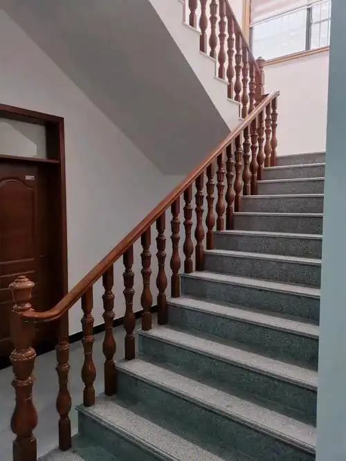许昌实木烤漆楼梯扶手