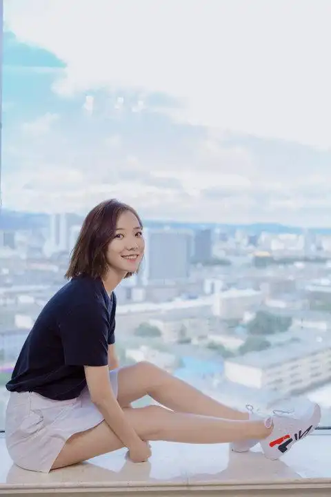 王珞丹清爽运动装亮相 吸睛大长腿尽显时尚活力