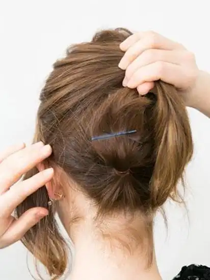 短发简单盘发图解 短发盘起来女人味十足_扎发教程 - 美发站