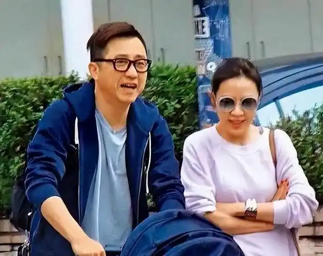 庾澄庆全家出席哈利毕业礼妻子气质佳未见伊能静