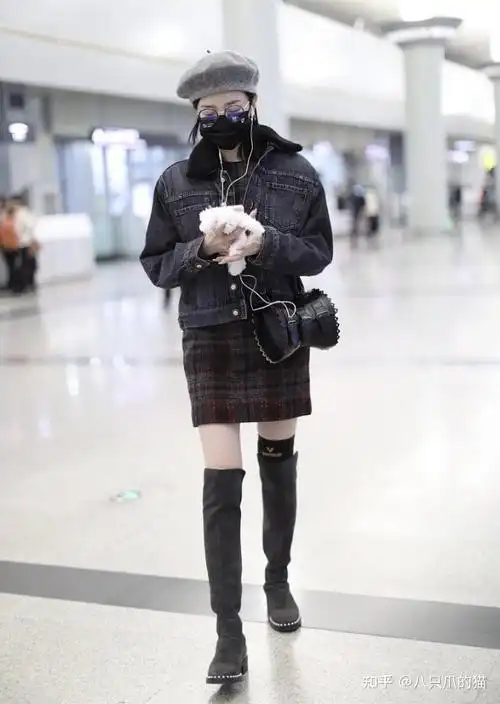 之前,陈小纭现身机场穿牛仔外套搭配一双过膝靴,长腿太抢镜了,又细又
