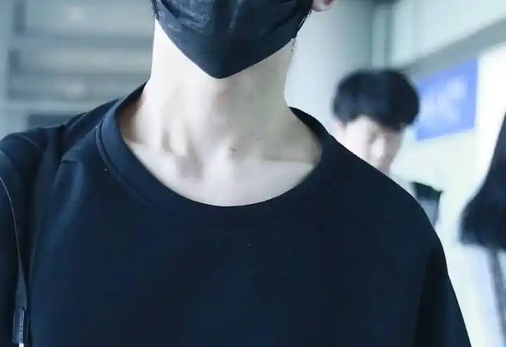 [tfboys][新闻]180519 易烊千玺锁骨诱惑 精致迷人让人心动