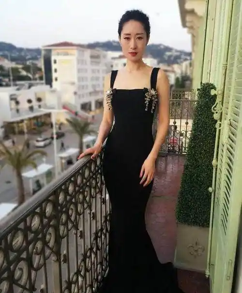 原创原创42岁刘敏涛撞上26岁迪丽热巴年龄输很大气质却一点不差