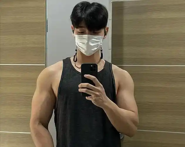 33岁的运动男博主,拥有完美的身材和肌肉线条,分享健身秘诀