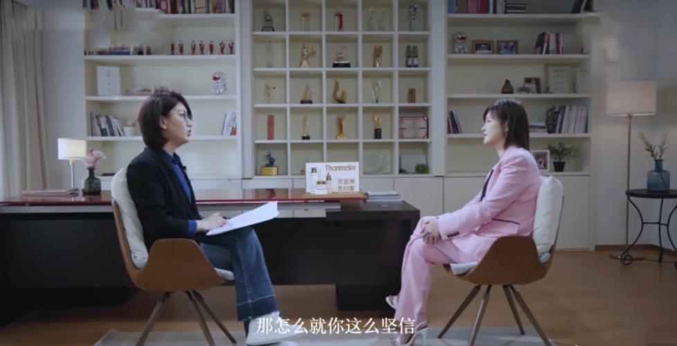 原创女强人访谈节目来了主持人曾让杨幂慌忙摆手让周杰露出真性情