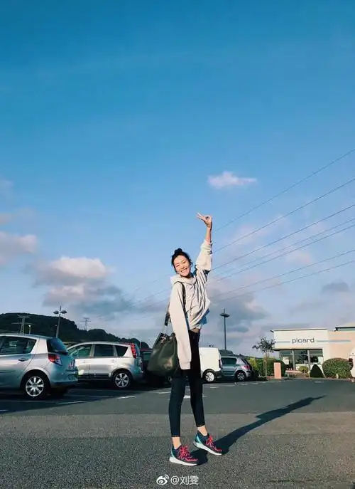 明星爱大牌超模刘雯公路大片放飞自我美腿秀不停