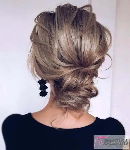 低发髻怎么扎好看 法式后盘发髻尽显迷人气质_发型站_最新流行发型