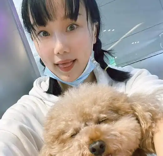 黄龄晒抱狗照素颜状态也抵挡不住她的清新可爱