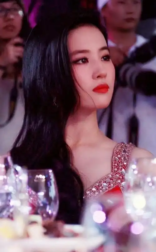 2012年,@刘亦菲 一袭吊带红裙亮相慈善晚宴