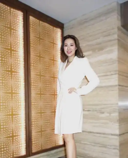 甄子丹老婆汪诗诗身材绝了穿挂脖无袖连衣裙出席活动高挑纤瘦