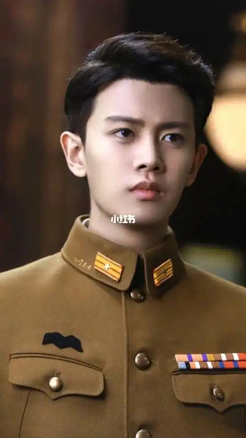 任嘉伦这身军装这颜值绝了