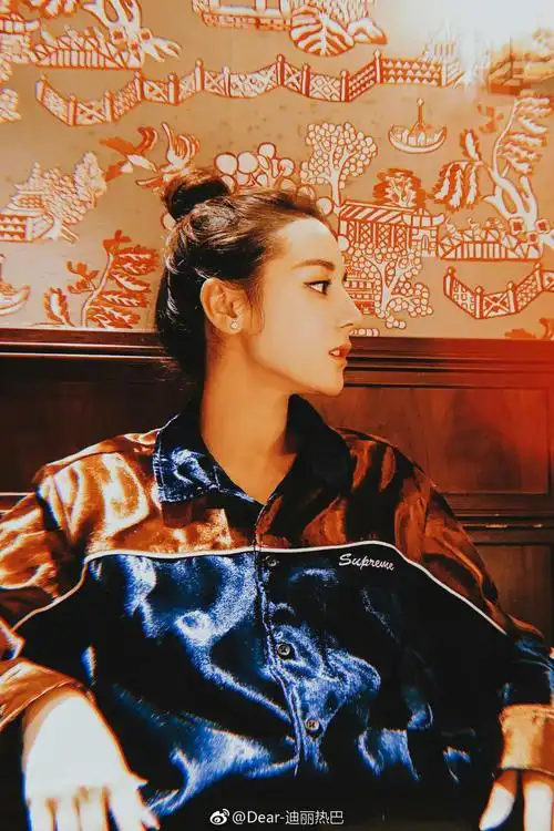 迪丽热巴新年晒美照当6千万粉丝福利扎丸子头青春活力