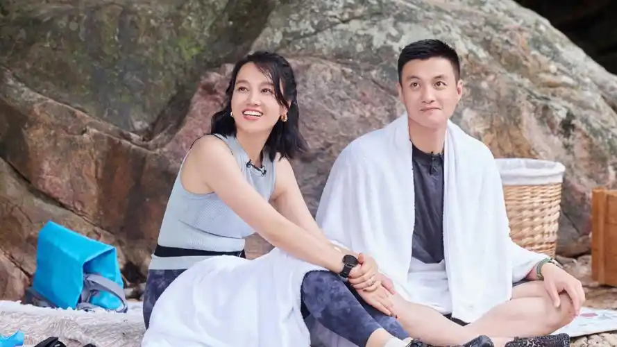 朱丹一家四口泰国度假,周一围带娃坐皮划艇,儿女身高瞩目好乖巧