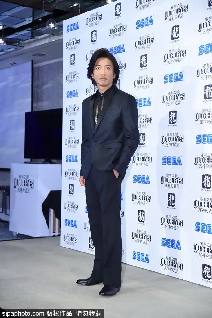 木村拓哉身着西装,"大喊"请大家操纵我!