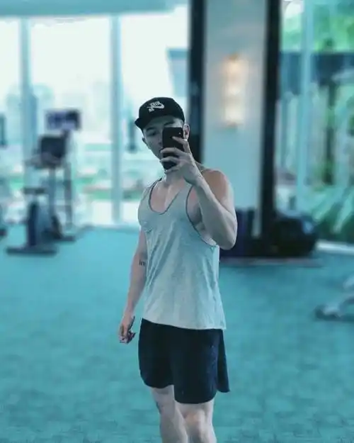 国产90后"大胸弟"私照曝光,网友:有了非分之想!_胸肌