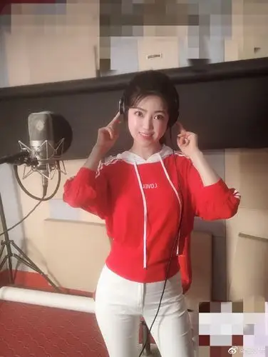 甜歌天后任妙音晒最新美照一身红白配青春活力十足