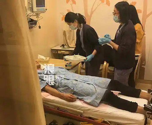 黄子韬机场呕吐并晕倒被紧急送医,整个人无意识!