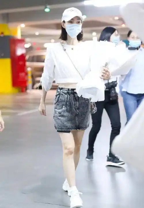 原创素颜女神王丽坤也跑偏了穿t恤接了条百褶裙这么穿真省心