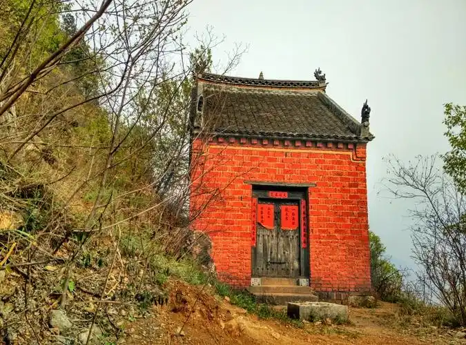 5千米,面积3.7平方千米.主峰海拔438米,峰陡峦翠,素有"鹿鸣耸翠"之誉.