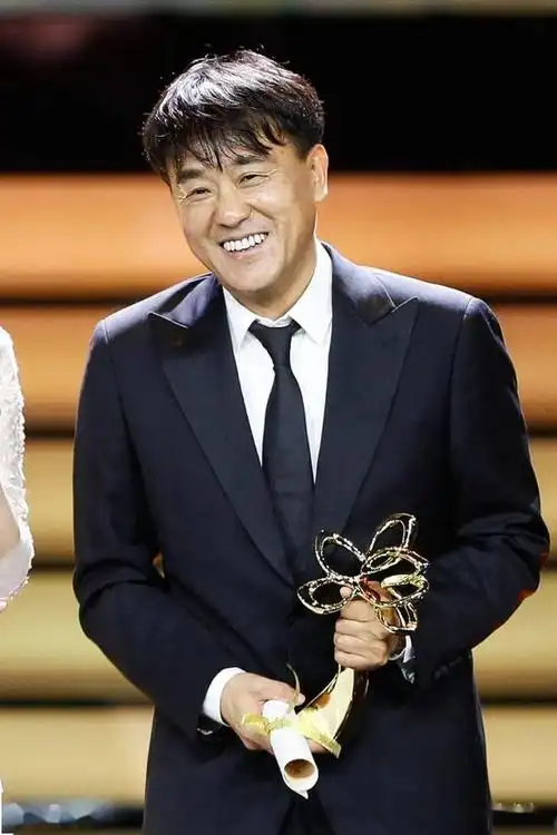 回顾演员何冰:为何结婚20多年0绯闻?看看妻子是谁就知道答案了