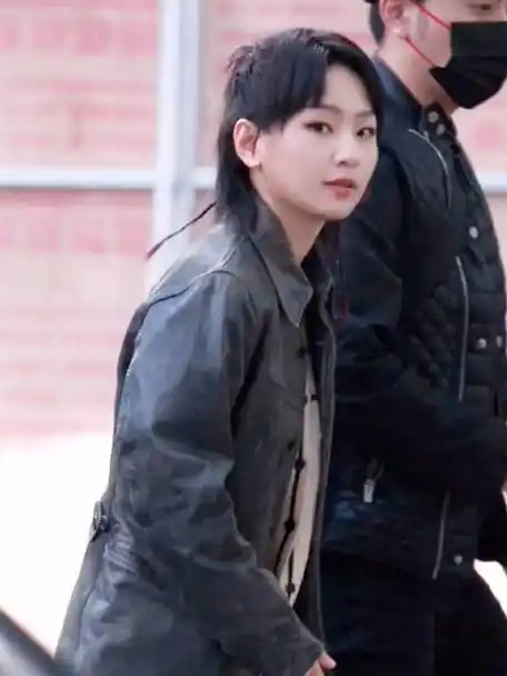 蹦蹦跳跳上班啦  挥挥手@周笔畅全年无休·周笔畅的微博视频