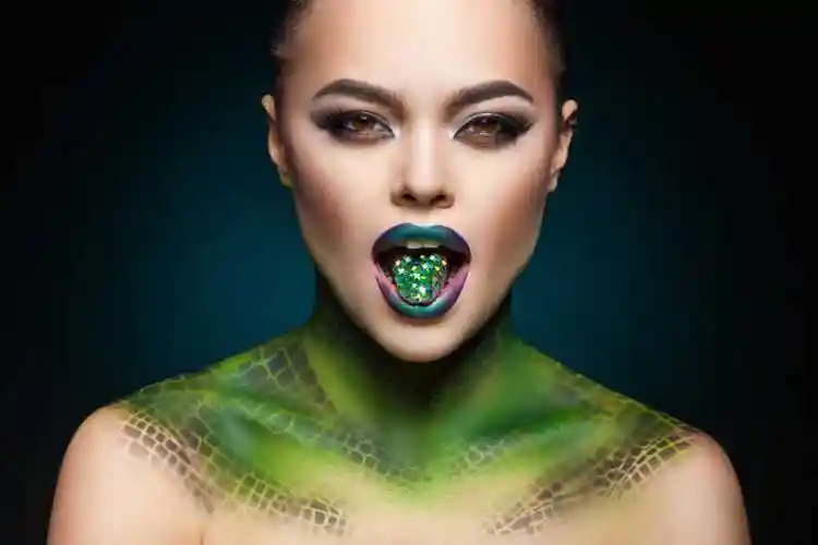 脖子上仿制蛇皮的美女肖像