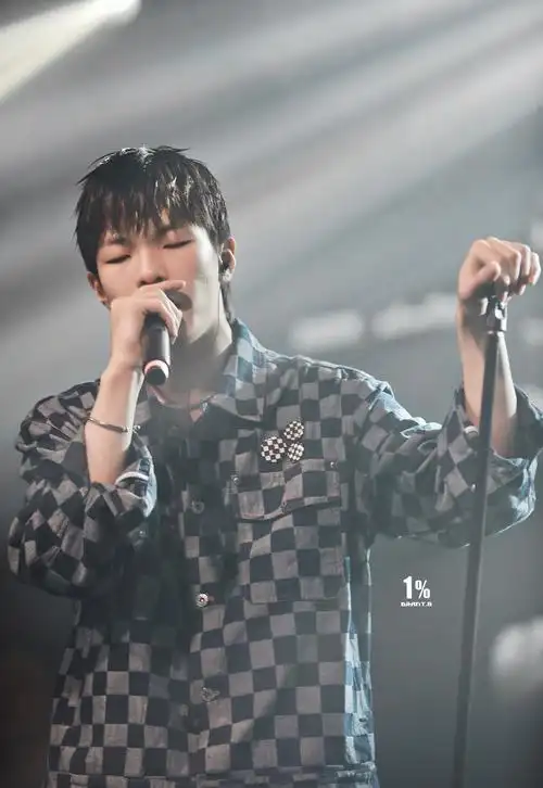 b,本名白景屹,1997年7月20日出生于陕西省西安市,中国内地说唱男歌手.