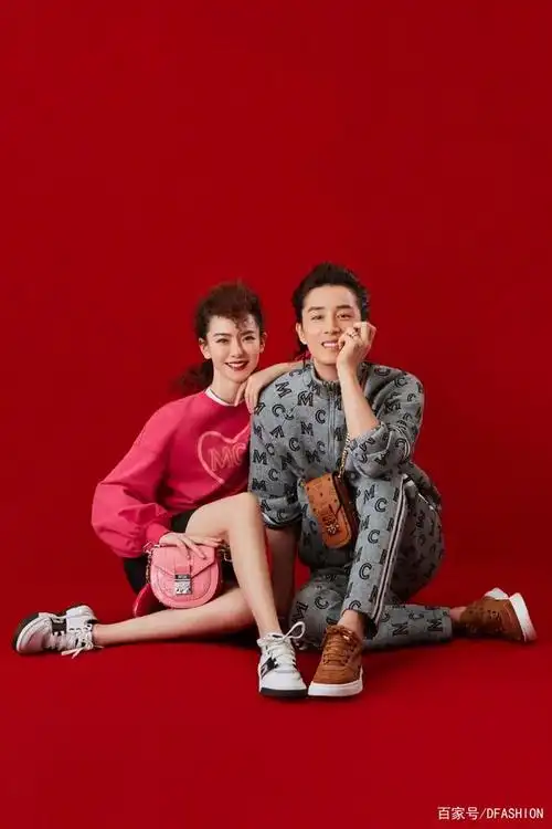 明星戚薇李承铉时尚杂志新年封面大片,镜头前两人甜蜜度满分!