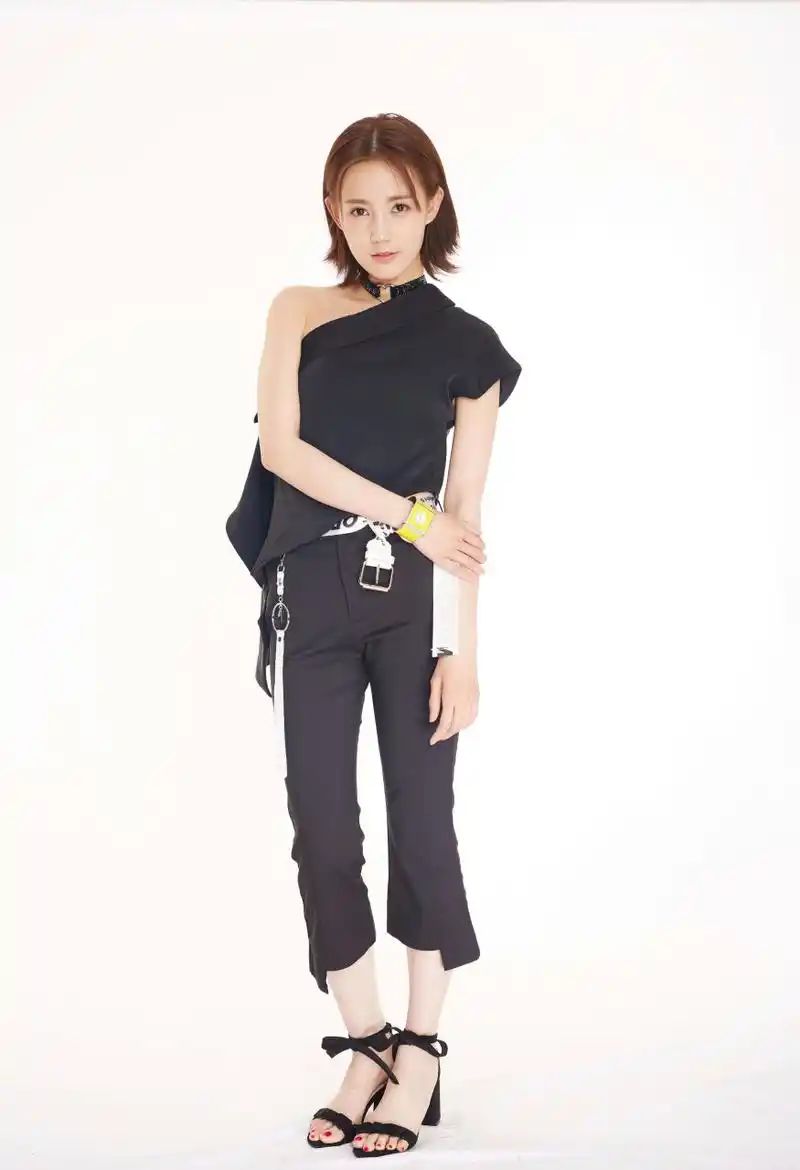 李一桐  白嫩美腿和玉足合集