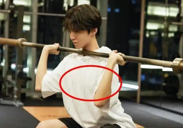 王俊凯正健身突然一双手伸向他的胸肌露出正脸粉丝表示原谅你