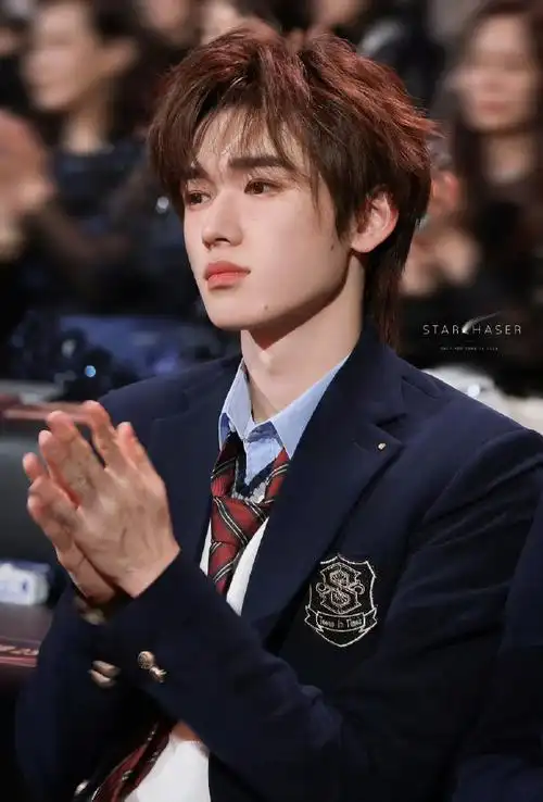 美拉德校服造型还得是宋亚轩这套神图!