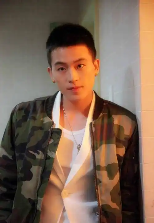 欧豪:"金马影后"马思纯前男友,差点被唱歌耽误的演员_电影_爱情_外形