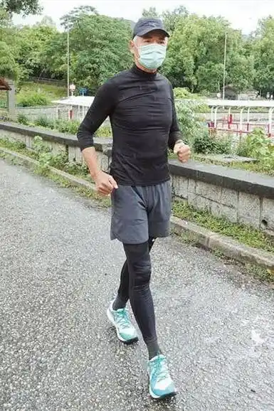 65岁周润发身材一如既往穿运动装利落帅气身形健壮不输小伙子