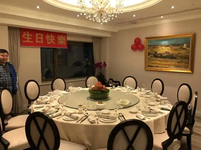 生日宴包房环境气氛布置得喜庆浓烈,恭候着客人们的大驾光临!