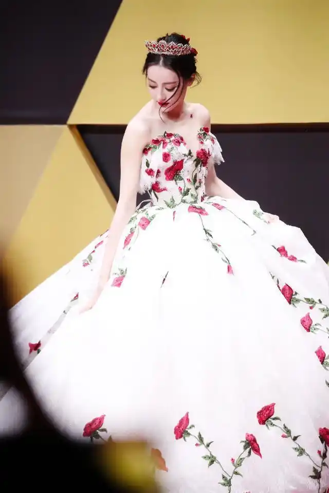 迪丽热巴出席星光大赏穿玫瑰刺绣礼服走红毯宛如童话里的公主